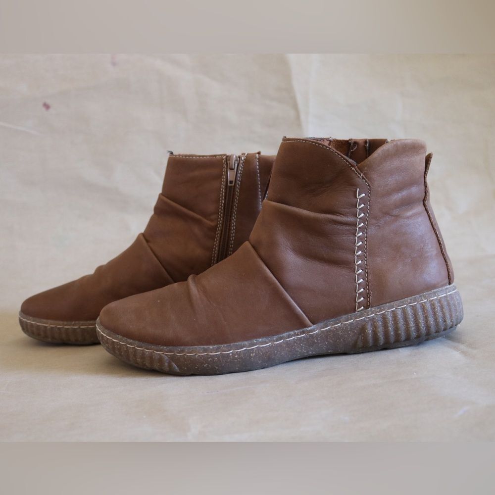 Clarks Collection Brown Leather Ruched Ankle Boots Size 10